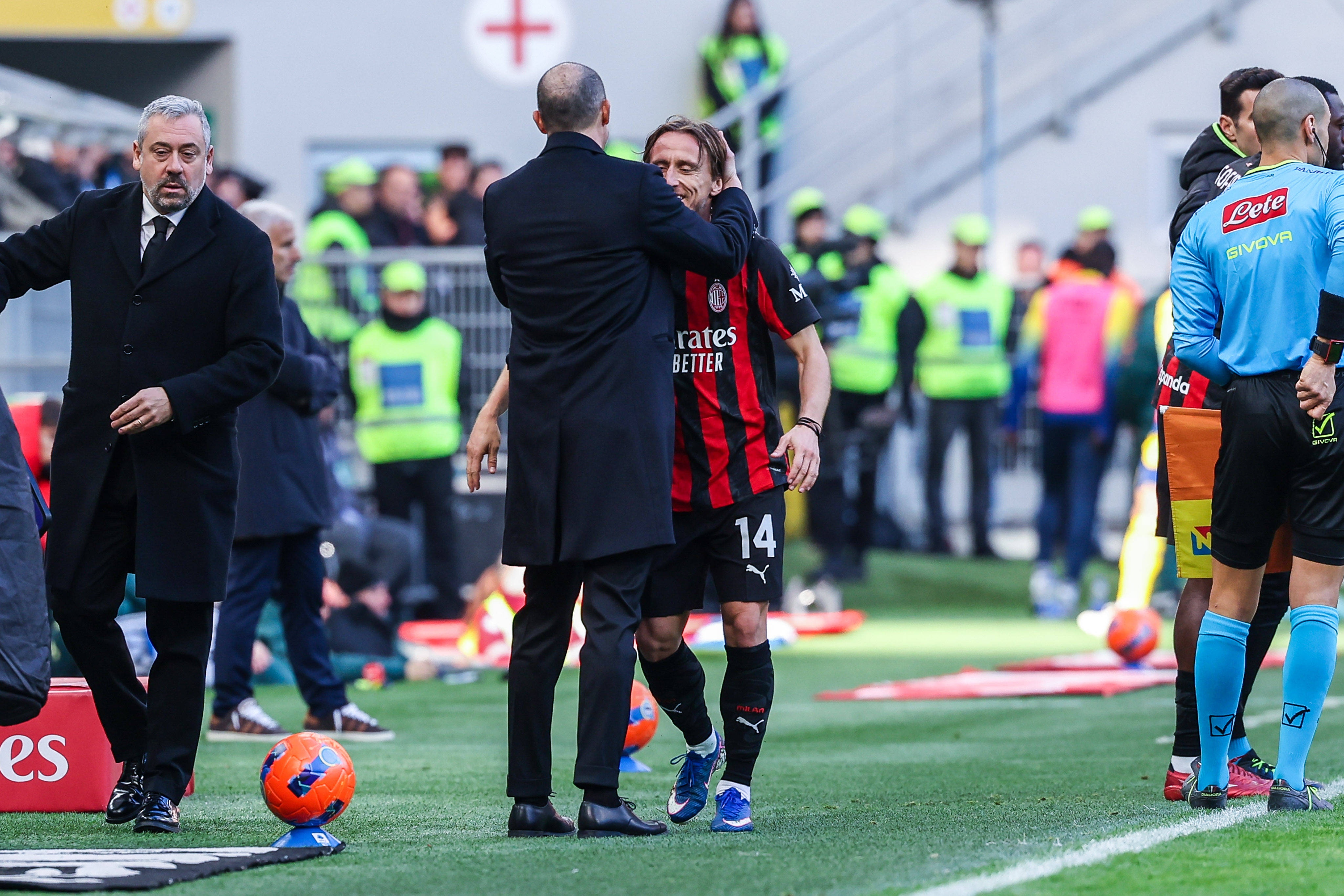 开云app下载-米兰1-0莱切幕后：阿莱格里频繁与替补席的莫德里奇讨论场上局势